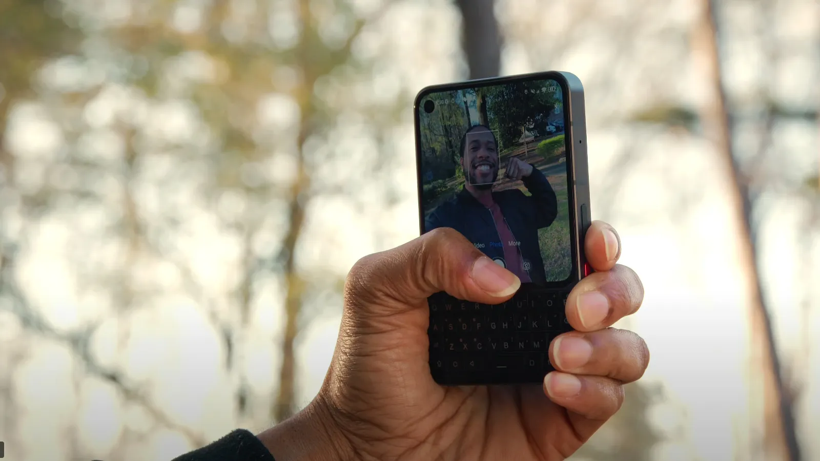 Ce n'est pas un BlackBerry, c'est encore mieux : un smartphone Android avec clavier physique qui cartonne en précommandes 3 Selfie avec le mobile Unihertz Titan 2 Elite