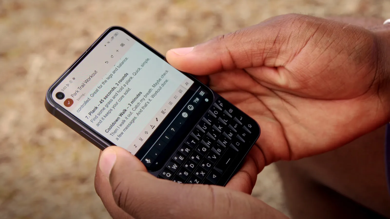 Ce n'est pas un BlackBerry, c'est encore mieux : un smartphone Android avec clavier physique qui cartonne en précommandes 4 Notes dans le mobile Unihertz Titan 2 Elite