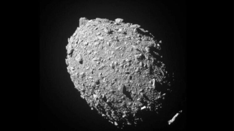"Boules de neige cosmiques" : la NASA observe un astéroïde projetant des roches sur sa lune 1 "Bolas de nieve cósmicas": la NASA capta un asteroide lanzando rocas a su propia luna