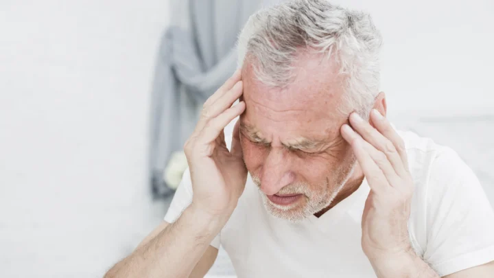 Des scientifiques injectent un fluide magnétique dans le cœur, convaincus de pouvoir prévenir les AVC 2 Illustration personne avec AVC