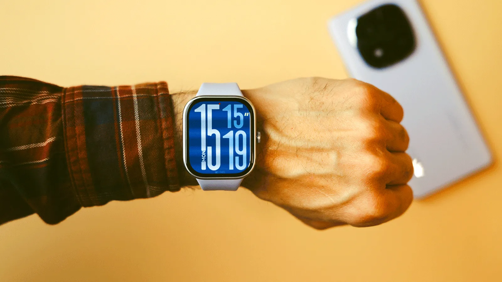 Faut-il investir dans une montre connectée sous Wear OS ou choisir un modèle différent ? 3 Redmi Watch 5 puesto en muñeca