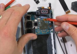 Zack Nelson travaillant sur la carte mère du Galaxy S26 Ultra