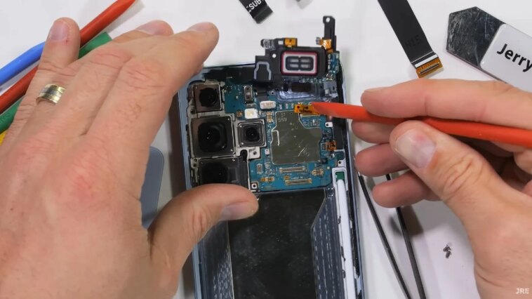 JerryRigEverything démonte le Galaxy S26 Ultra et révèle les incroyables avancées de Samsung 1 Zack Nelson travaillant sur la carte mère du Galaxy S26 Ultra