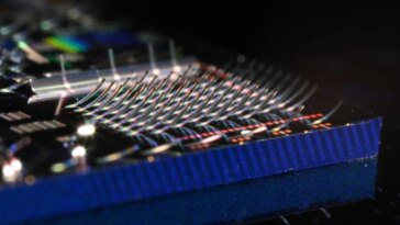 Le MIT crée une puce photonique qui projette des lasers dans l'espace : une avancée technologique majeure 30 El MIT desarrolla un novedoso chip fotónico capaz de proyectar haces láser al espacio: amplía las fronteras tecnológicas
