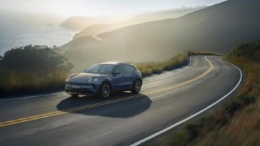 Le nouveau Porsche Cayenne S se recharge plus vite que certains smartphones et offre 650 km d'autonomie 24 Le nouveau Porsche Cayenne S Electric en une image promotionnelle