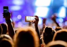 Le 'piège' du zoom numérique : pourquoi vos photos de concerts sont toujours floues