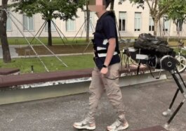 Le robot centaure chinois qui s'accroche à votre dos pour alléger votre charge est dérangeant 42 El robot centauro chino que se engancha a tu espalda para que cargues menos peso es extrañamente perturbador