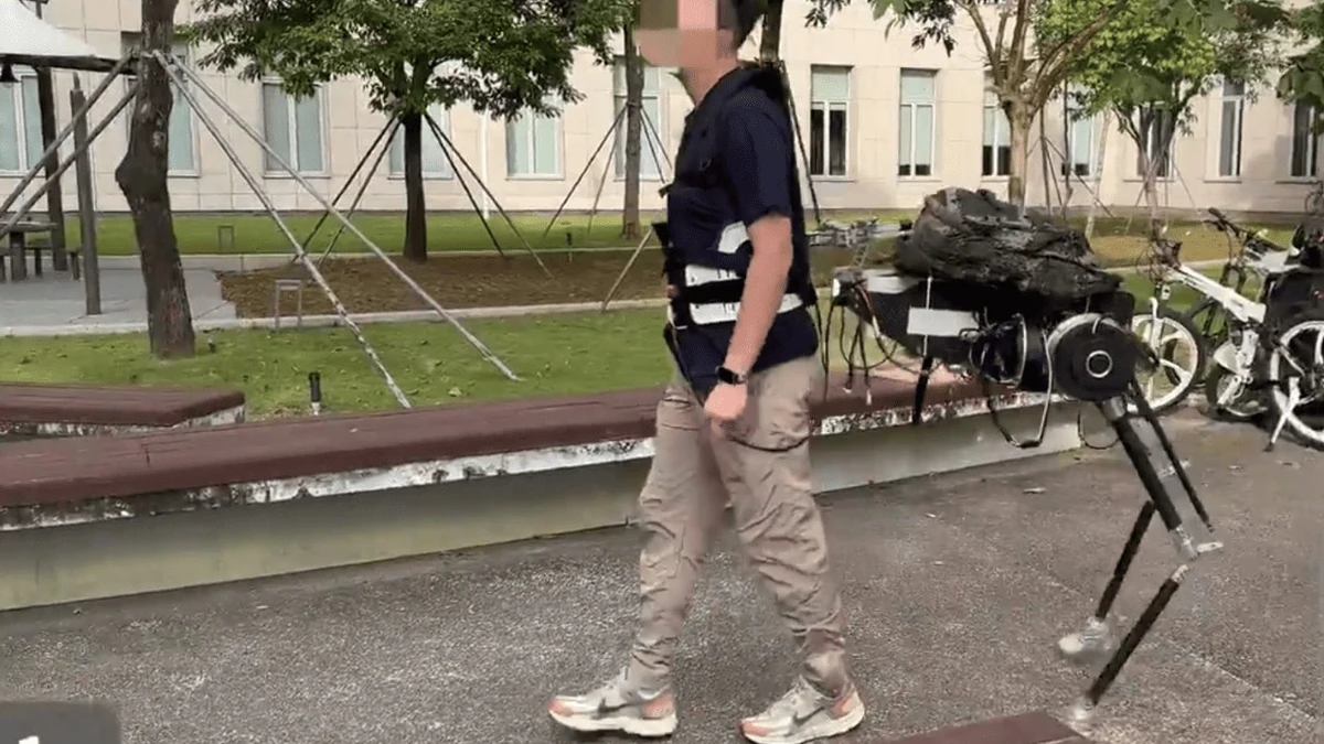 Le robot centaure chinois qui s'accroche à votre dos pour alléger votre charge est dérangeant 2 Le robot centaure chinois qui saccroche a votre dos pour