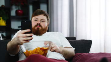 Pourquoi votre téléphone vous fait-il grossir ? Découvrez cette astuce surprenante pour perdre du poids facilement 26 Pourquoi votre téléphone vous fait-il grossir ? Découvrez cette astuce surprenante pour perdre du poids facilement