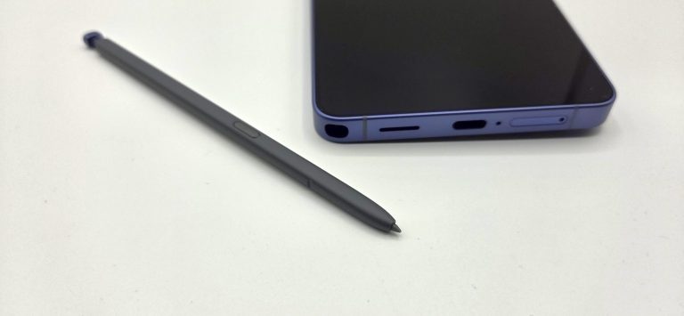 Samsung Galaxy S26 Ultra vs. Galaxy S25 Ultra : Comparatif, un bond en avant majeur ? 2 Le S-Pen est bien sûr inclus. (Photo: Sven Wernicke)