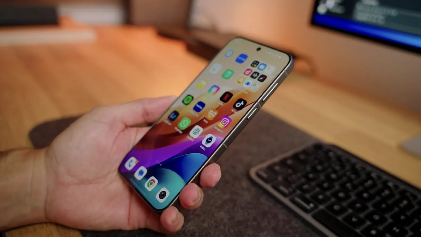 L'été approche, la période la plus dangereuse pour votre smartphone 4 conseils essentiels pour les mois de soleil 2 Un téléphone mobile tenu dans une main, son écran est allumé.