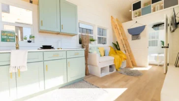 Trois chambres en 25 mètres carrés : la maison préfabriquée qui défie toutes les normes 22 Salon de la maison Avalon 32 de Dragon Tiny Homes