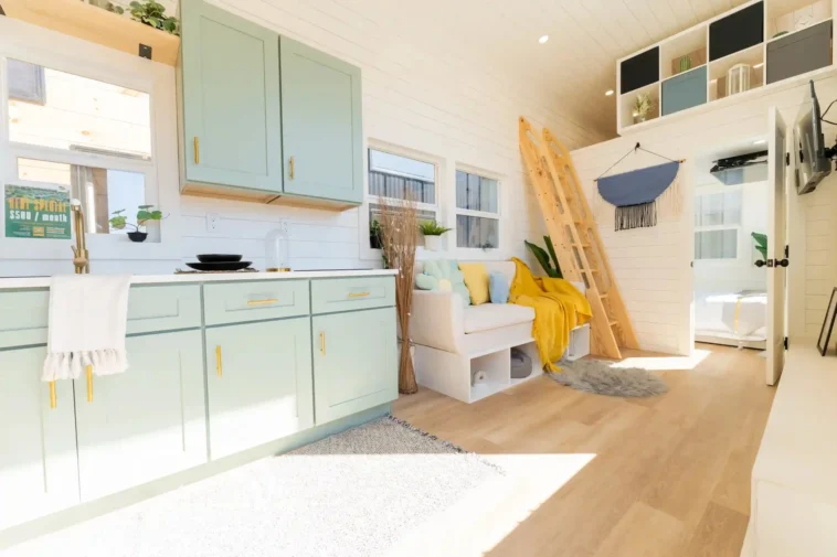 Trois chambres en 25 mètres carrés : la maison préfabriquée qui défie toutes les normes 1 Salon de la maison Avalon 32 de Dragon Tiny Homes