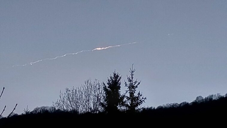 Une boule de feu traverse l'Europe : l'impact gâche la journée d'une famille allemande 1 Una bola de fuego cruza toda Europa: el lugar de impacto le ha arruinado el día a una familia alemana