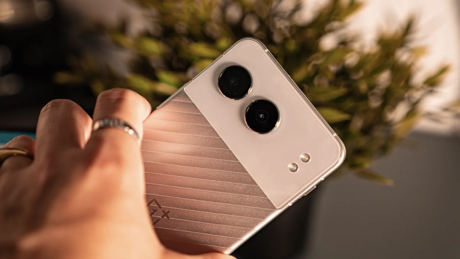 Móvil de OnePlus en mano