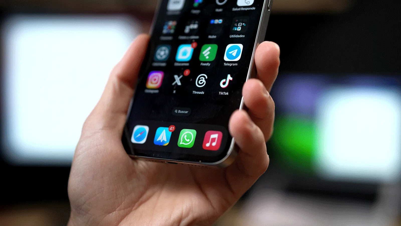 Les étapes pour maîtriser WhatsApp et sauvegarder ses conversations essentielles 2 iPhone 16 Pro avec l'application WhatsApp