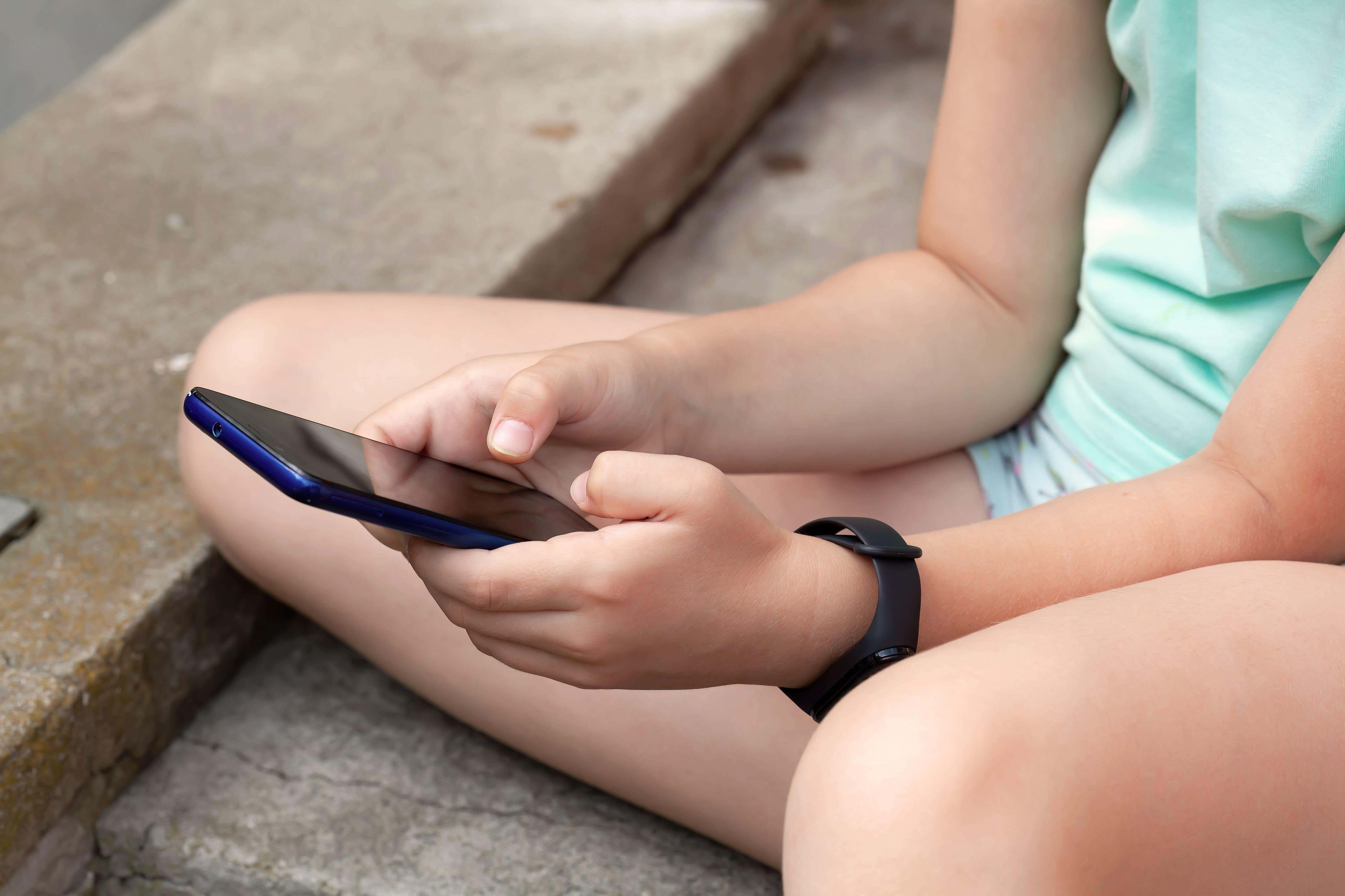 Quels pays restreignent l'accès des enfants aux réseaux sociaux et comment 3 Lois en Indonésie concernant les réseaux sociaux pour les mineurs