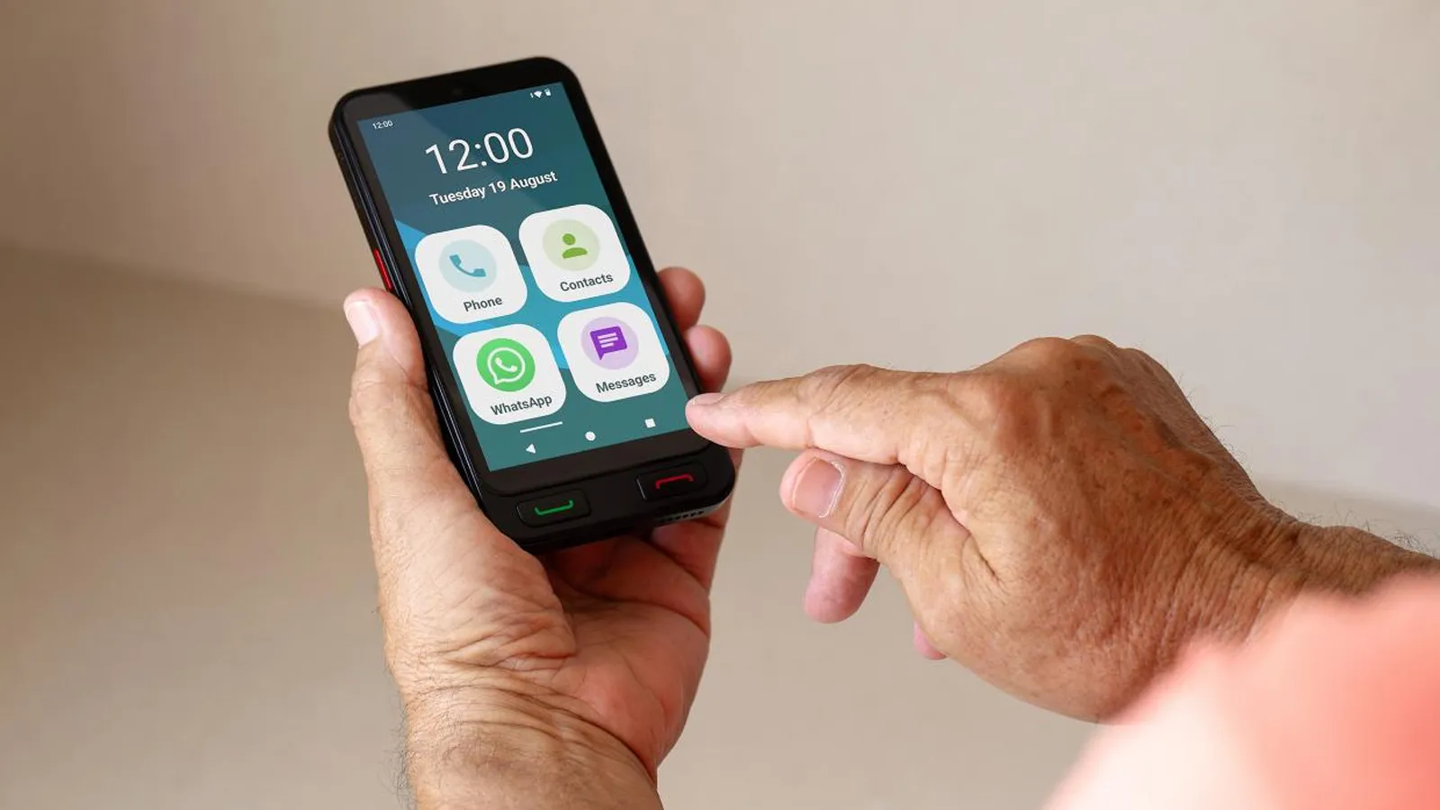 Téléphones mobiles basiques avec touches permettant d'utiliser WhatsApp 4 Persona mayor usando el móvil SPC Zeus 2