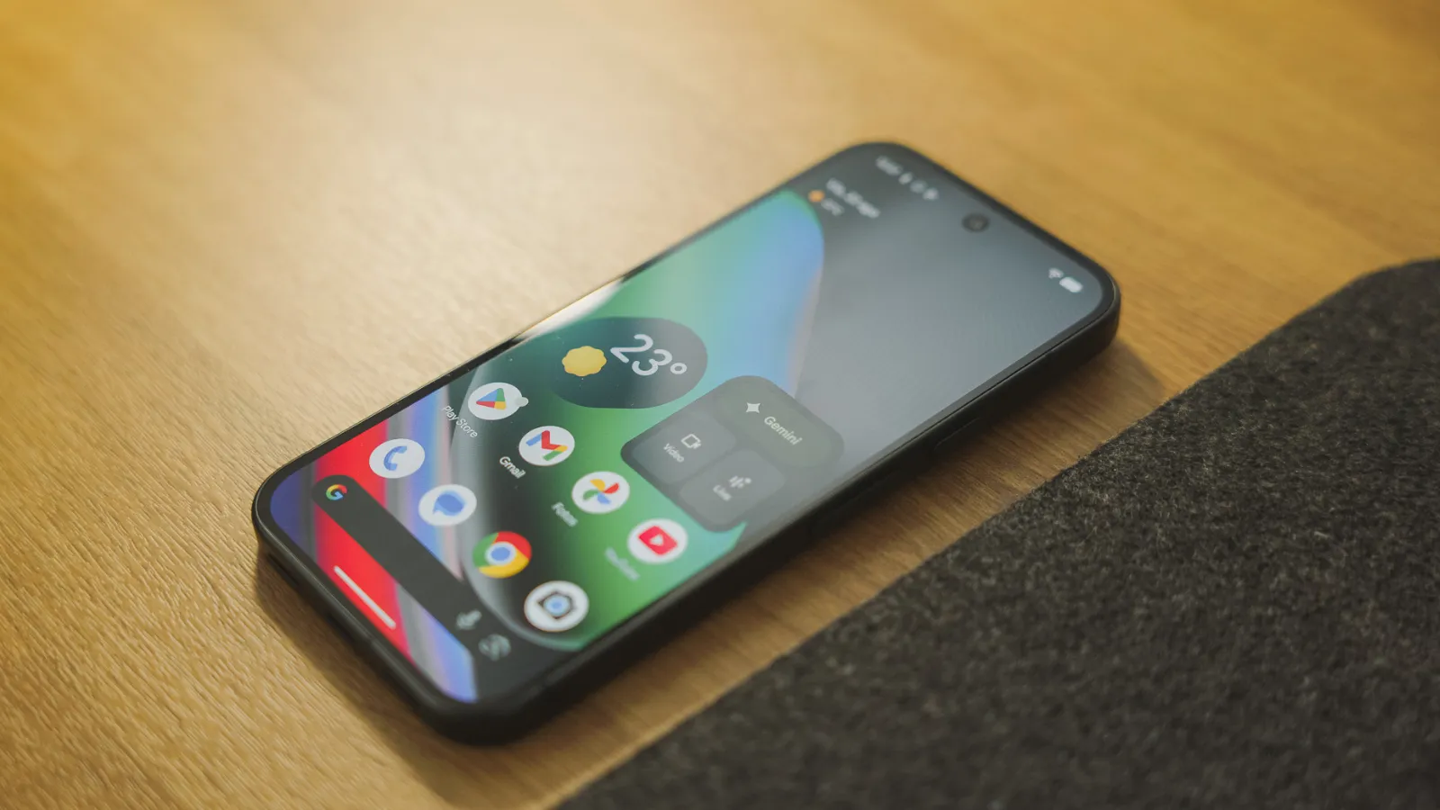 Un défaut critique des Pixel peut entraîner la perte d'appels importants 3 Google Pixel 10 avec l'interface Material 3 Expressive posé sur une table