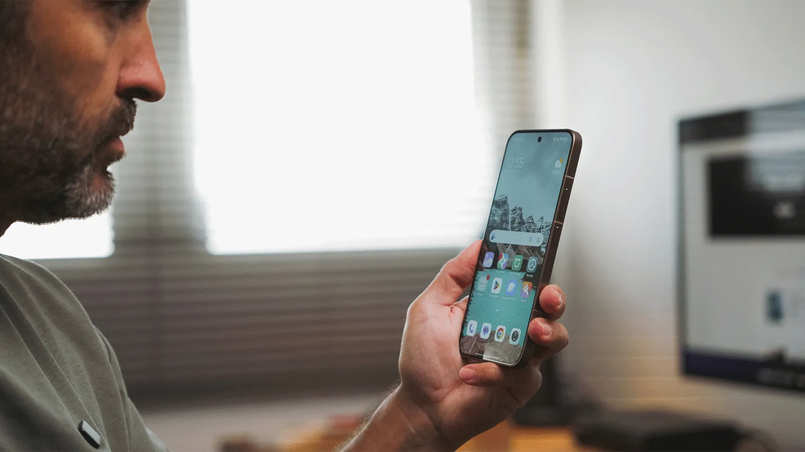 4 smartphones puissants avec une grande autonomie pour une expérience de jeu de console 4 Homme tenant le Xiaomi 15T Pro