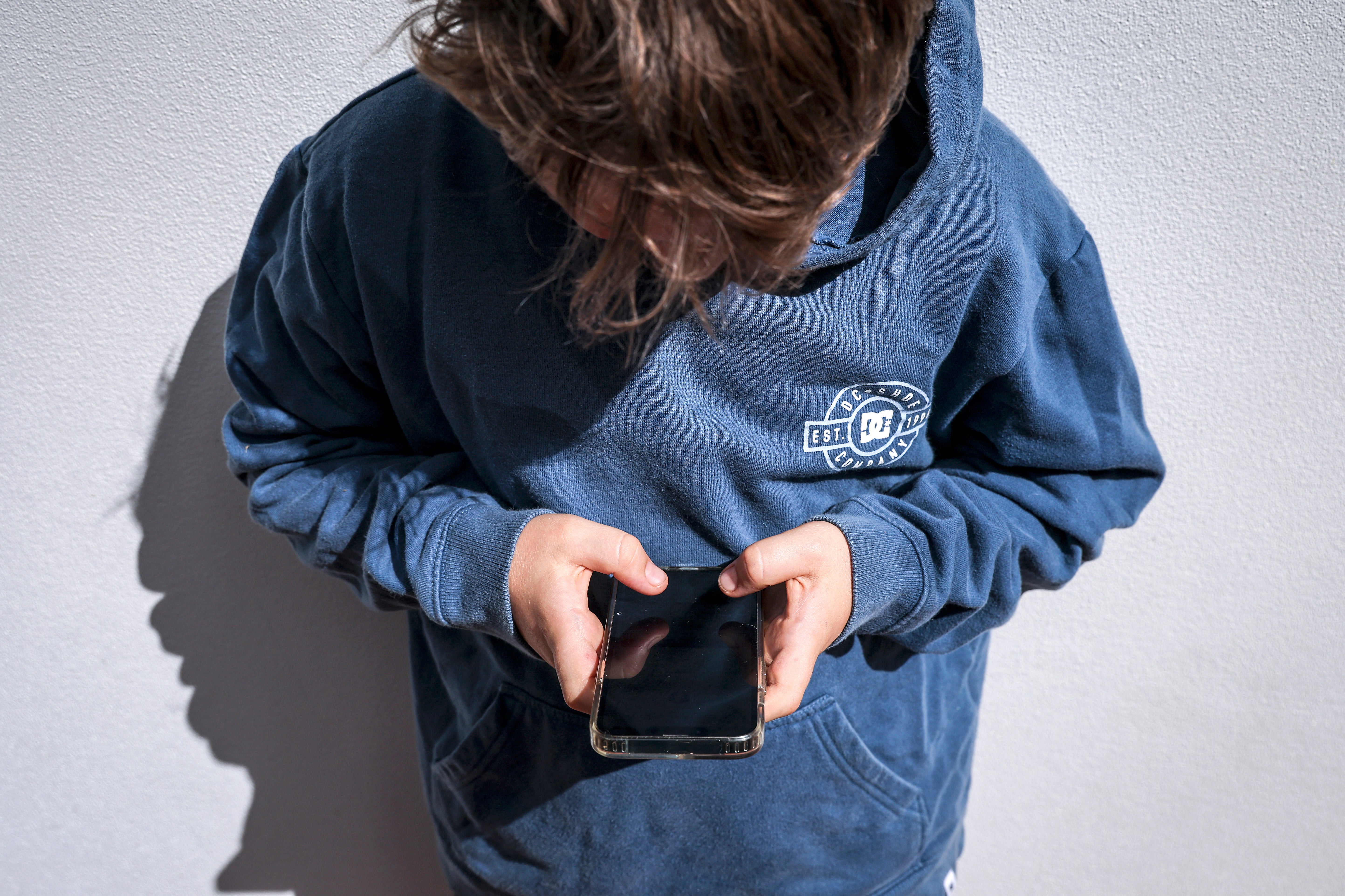 Quels pays restreignent l'accès des enfants aux réseaux sociaux et comment 2 Lois en France contre l'accès des mineurs aux réseaux sociaux