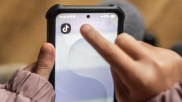 Quels pays restreignent l'accès des enfants aux réseaux sociaux et comment