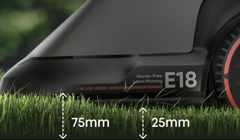 Eufy Robot Aspirateur E18 & E15 : Lequel est le meilleur pour toi ? 4 Le E18 a des roues rouges marquantes. (Photo: Eufy)