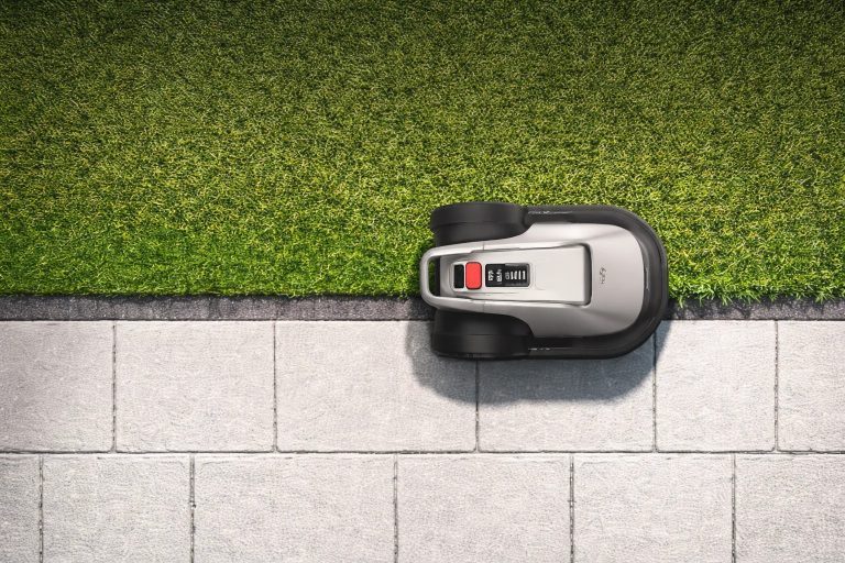 Eufy Robot Aspirateur E18 & E15 : Lequel est le meilleur pour toi ? 5 Le E18 est un modèle polyvalent et abordable pour les jardins de taille moyenne. (Photo: Eufy)