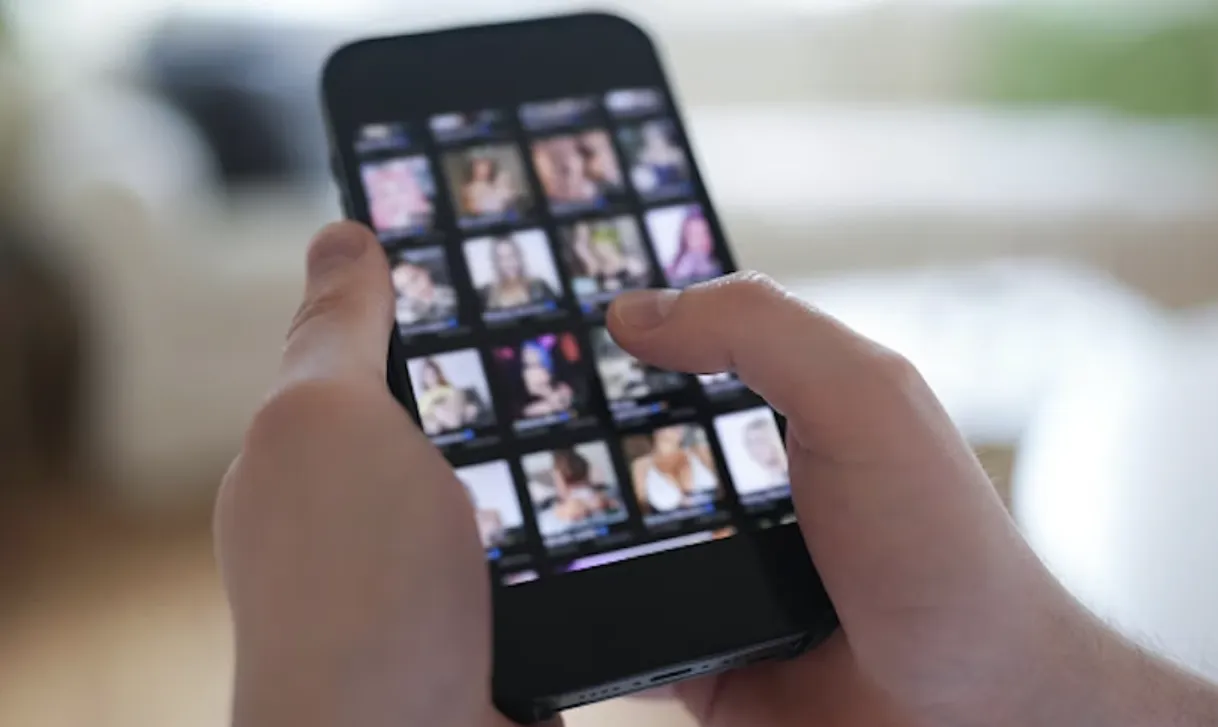 Apple et Google en difficulté : cette étude révèle que leurs magasins redirigent des enfants vers des applications de nudité 2 Móvil con imágenes sexuales desenfcadas