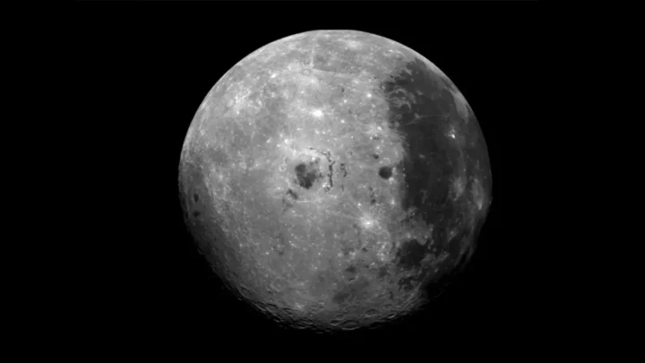 Au revoir aux communications radio : Artemis II va diffuser en 4K depuis la Lune 2 Image de la Lune et son côté caché