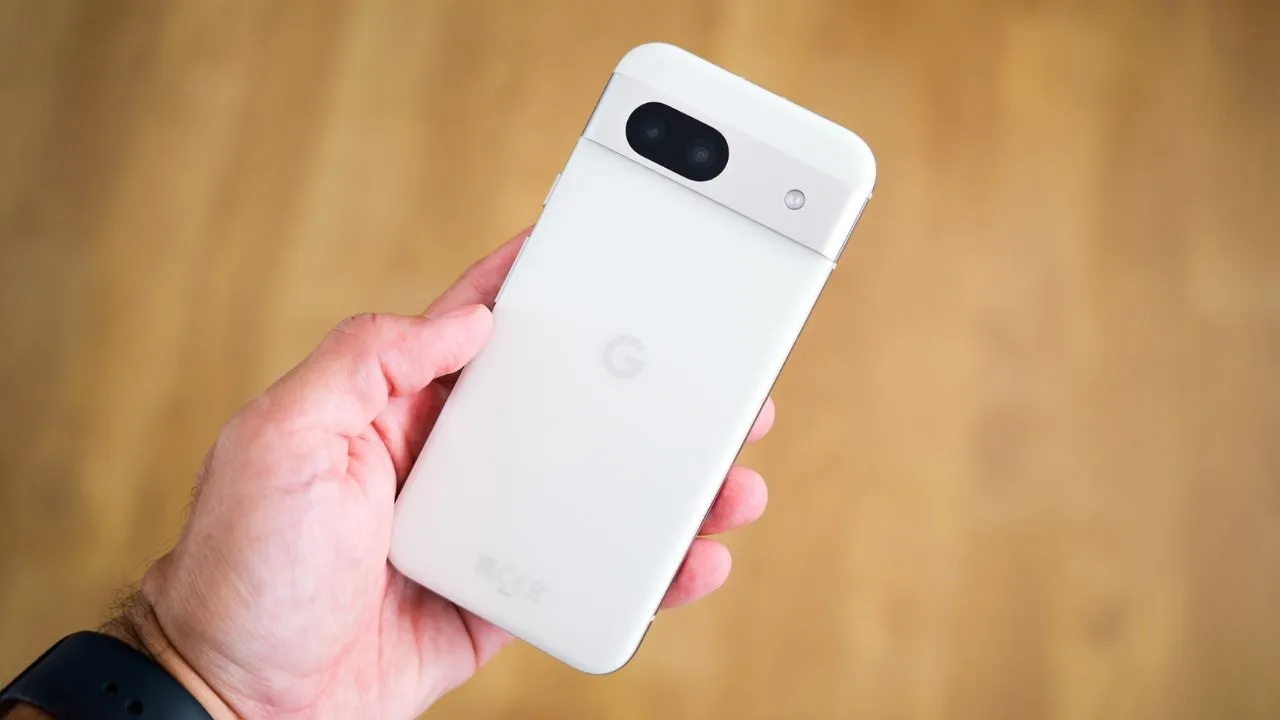 Combien la santé de la batterie de mon Google Pixel a-t-elle diminué après près de 2 ans d'utilisation 3 Arrière du Google Pixel 8a