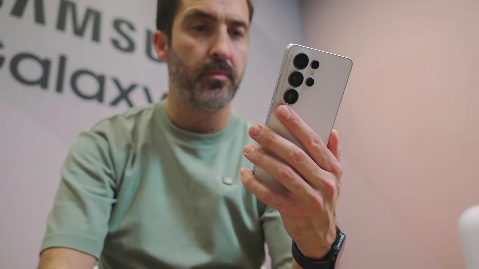 Pedro Santamaría tenant le Samsung Galaxy S26 Ultra en main