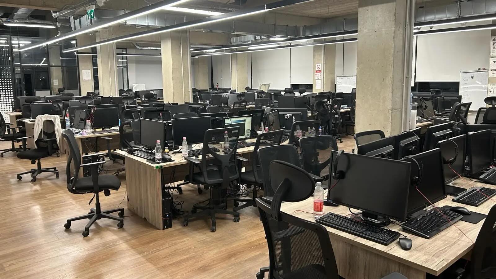 La police européenne démantèle un réseau de fraude à l'investissement en crypto-monnaies de 50 millions d'euros 2 Criminal call center in Tirana