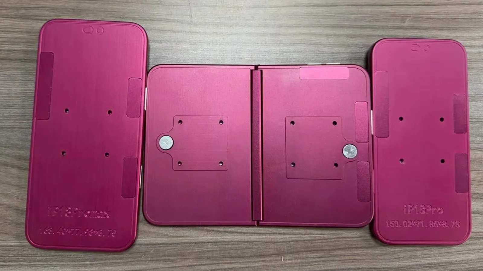 Le design du smartphone pliable d'Apple en fuite et confirme son prochain lancement 2 Maquettes avec l'écran déplié iPhone Fold et iPhone 18 Pro