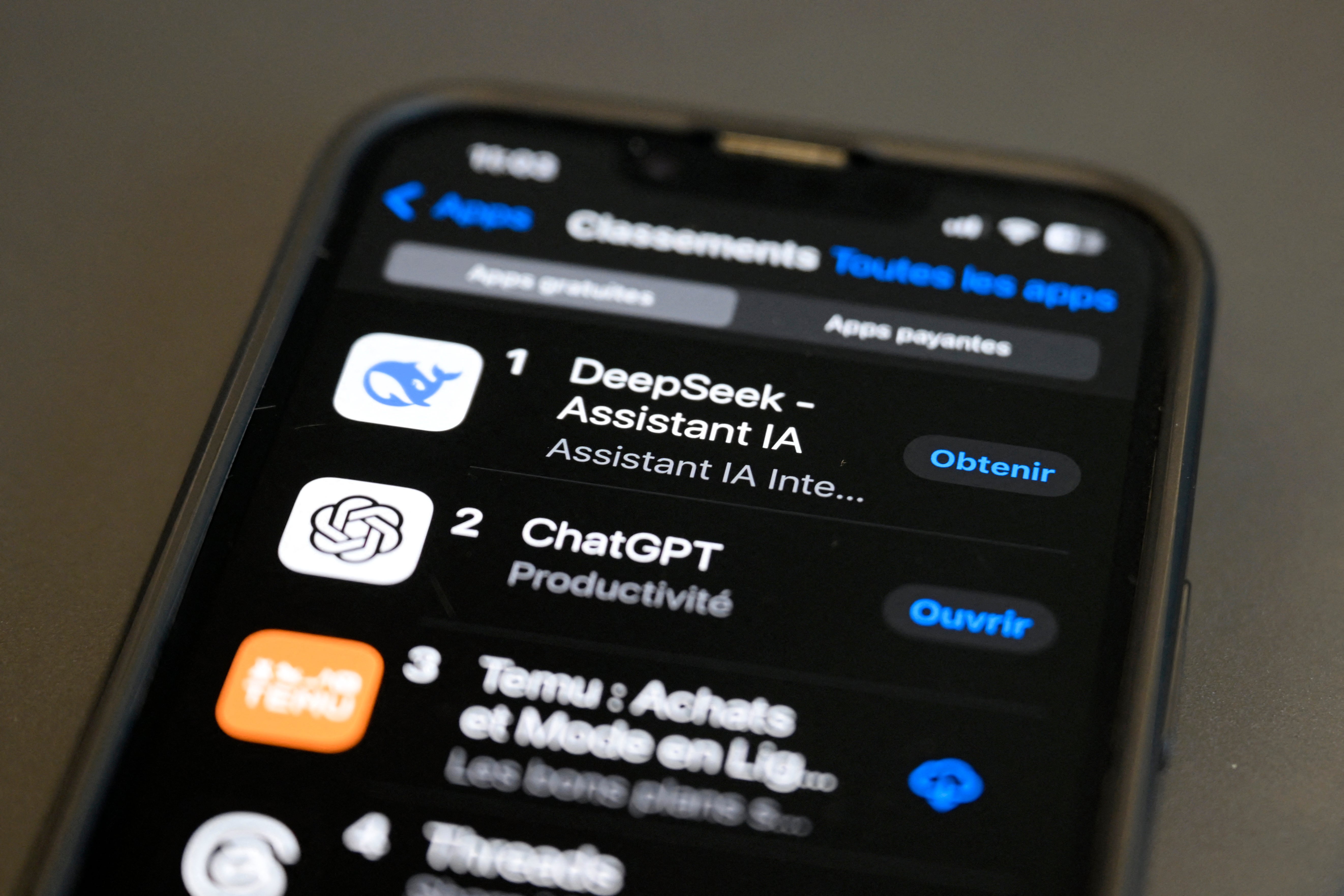 Le lancement du dernier modèle d'IA de DeepSeek reçu avec une réaction tiède 3 Le lancement et l'accueil des modèles DeepSeek-V3 et R1, entraînés selon la société avec une fraction de la puissance de calcul utilisée par leurs rivaux américains, avaient provoqué une chute des actions technologiques mondiales alors que les investisseurs remettaient en question la logique derrière les dépenses massives sur les infrastructures d'IA.