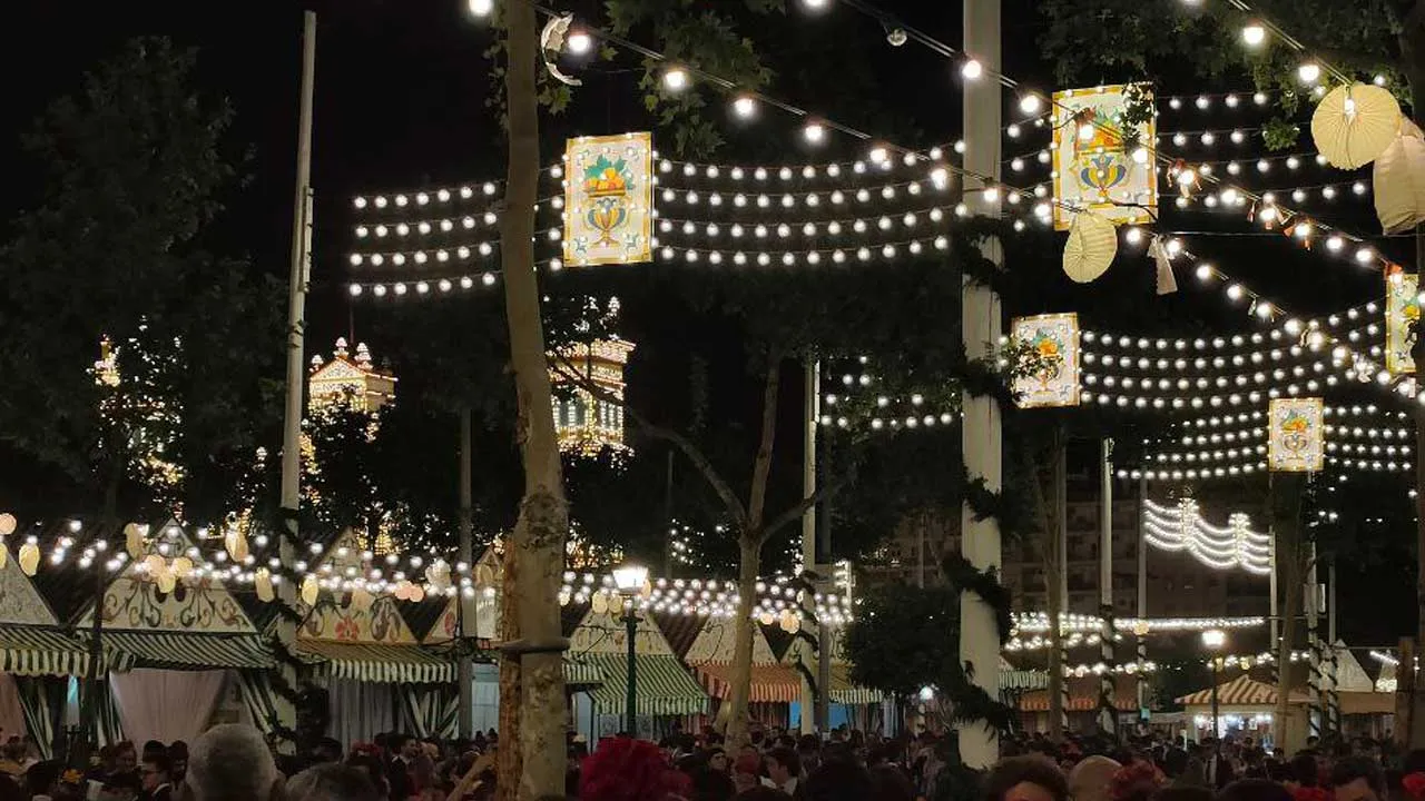 Le plus grand défi de Séville : où ranger son téléphone en toute sécurité lorsqu'on porte un costume de gitane 2 Feria de Sevilla de noche