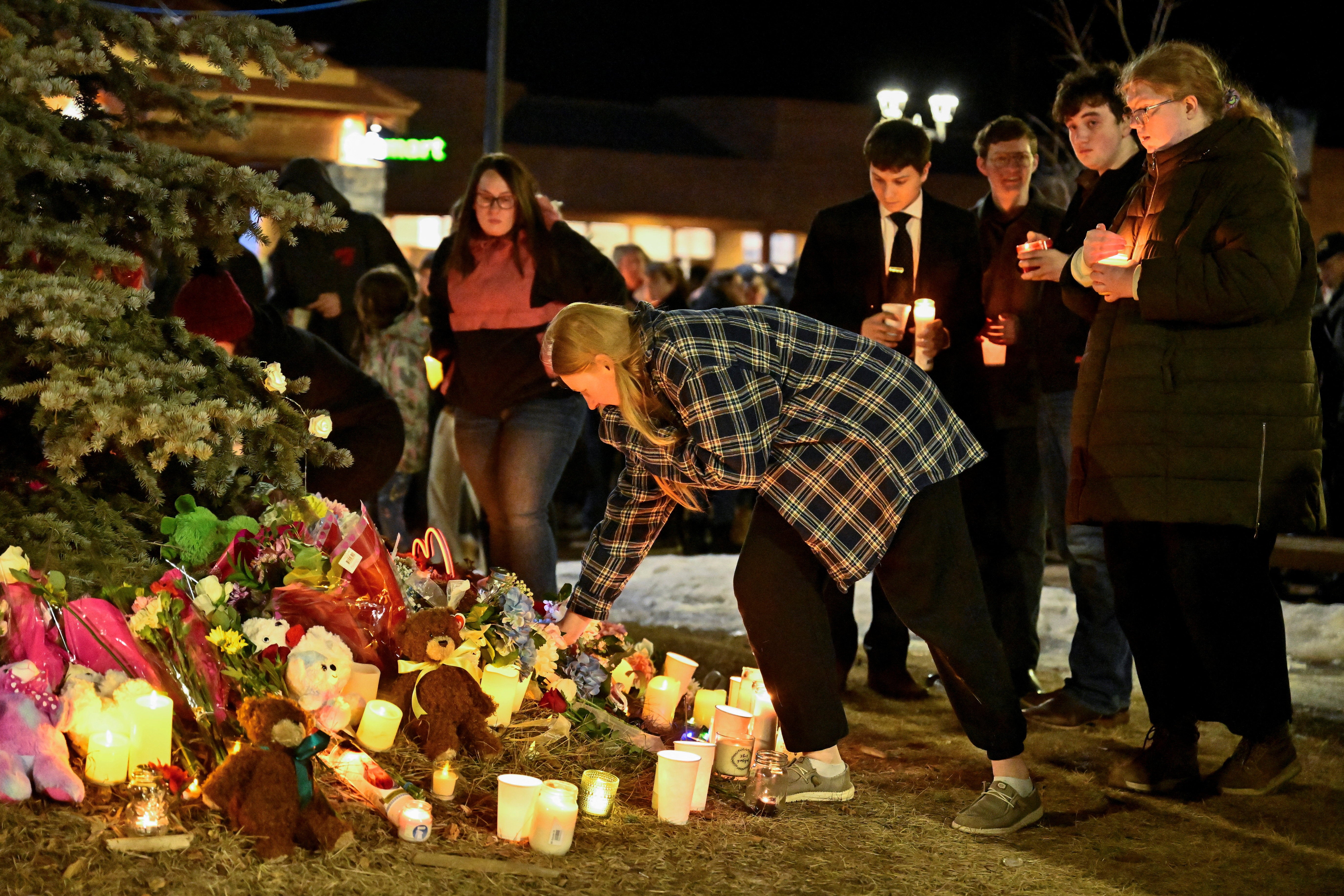 OpenAI et Sam Altman poursuivis après que ChatGPT ait été lié à une fusillade de masse 2 A candlelit vigil was held the day after the Tumbler Ridge mass shooting in February to mourn the loss of eight members of the community