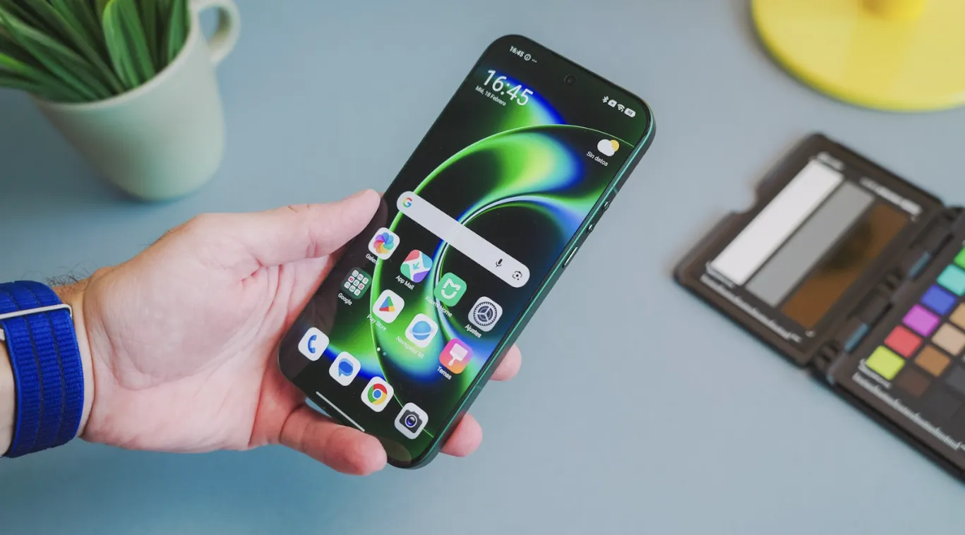 Les 5 meilleurs smartphones équipés du processeur Snapdragon 8 Elite Gen 5 2 Xiaomi 17 Ultra tenu dans la main.