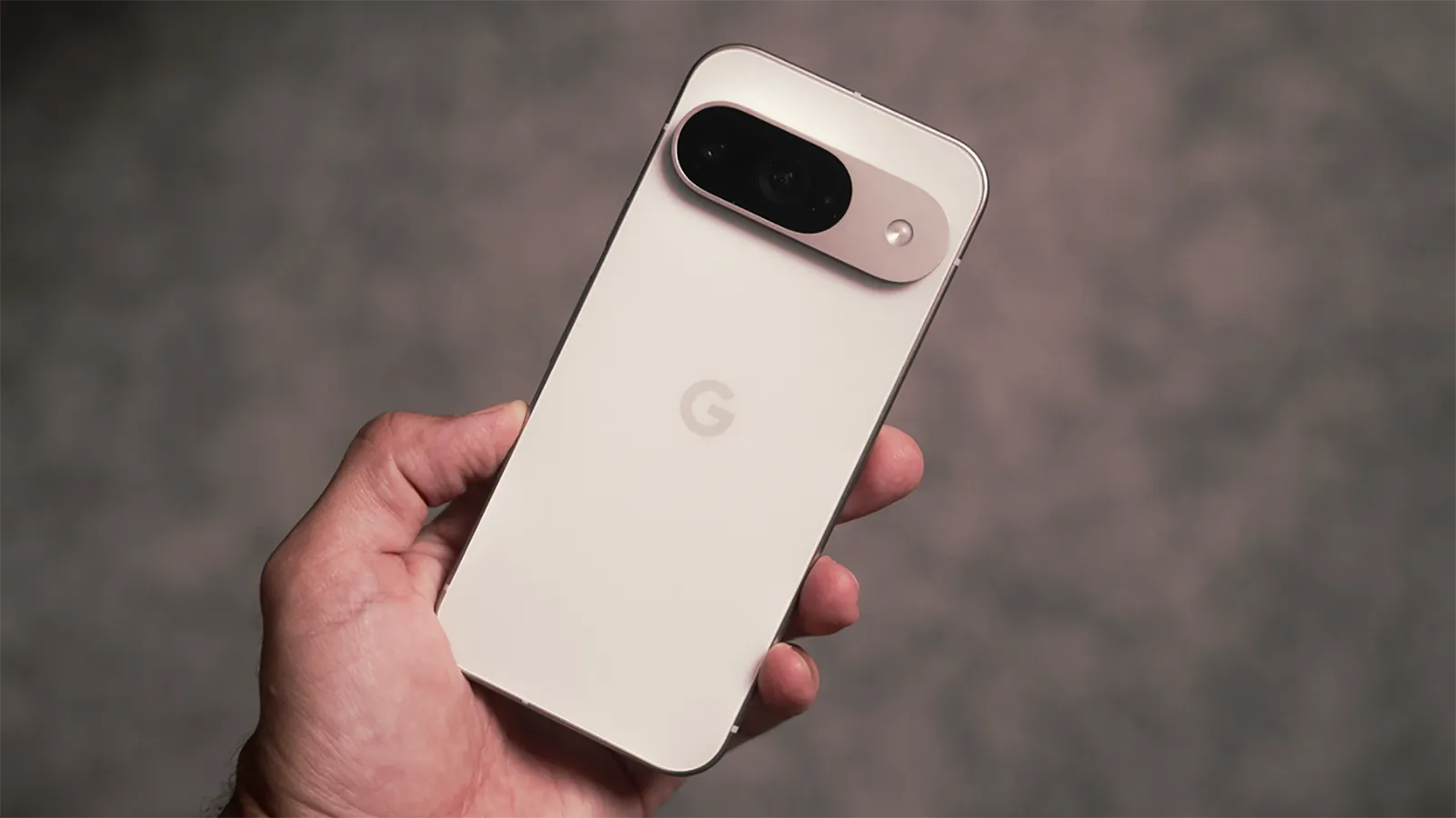 Que se passe-t-il avec la charge des Pixel ? Les critiques se sont multipliées 2 Google Pixel 9 en main