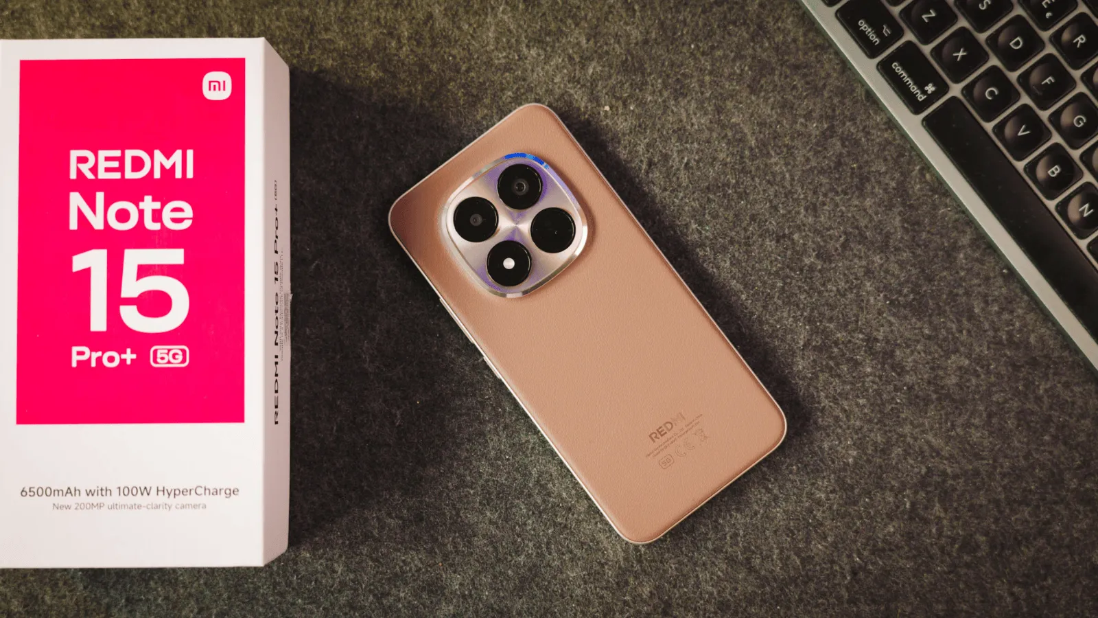 Samsung Galaxy A57 vs Redmi Note 15 Pro+ 5G : la gamme moyenne la plus premium avec deux approches totalement différentes 3 Redmi Note 15 Pro+ 5G à côté de sa boîte
