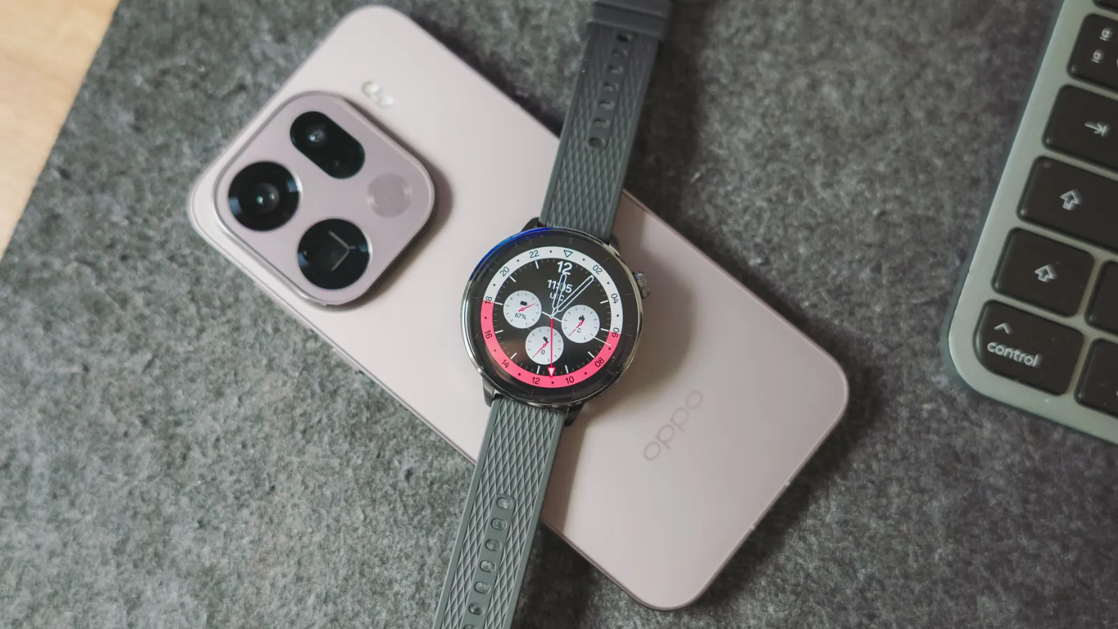 Pantalla del OPPO Watch X2 Mini sobre el OPPO Find X9