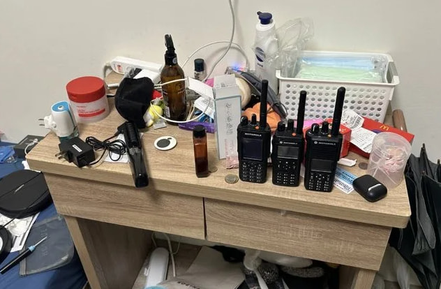 Un étudiant pirate le train à grande vitesse de Taïwan pour déclencher les freins d'urgence 2 Handheld radios seized on Lin's residence