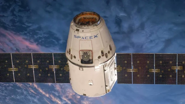 Qui possède le plus de satellites ? Voici qui domine l'orbite terrestre 3 Imagem um dos muitos satélites da SpaceX
