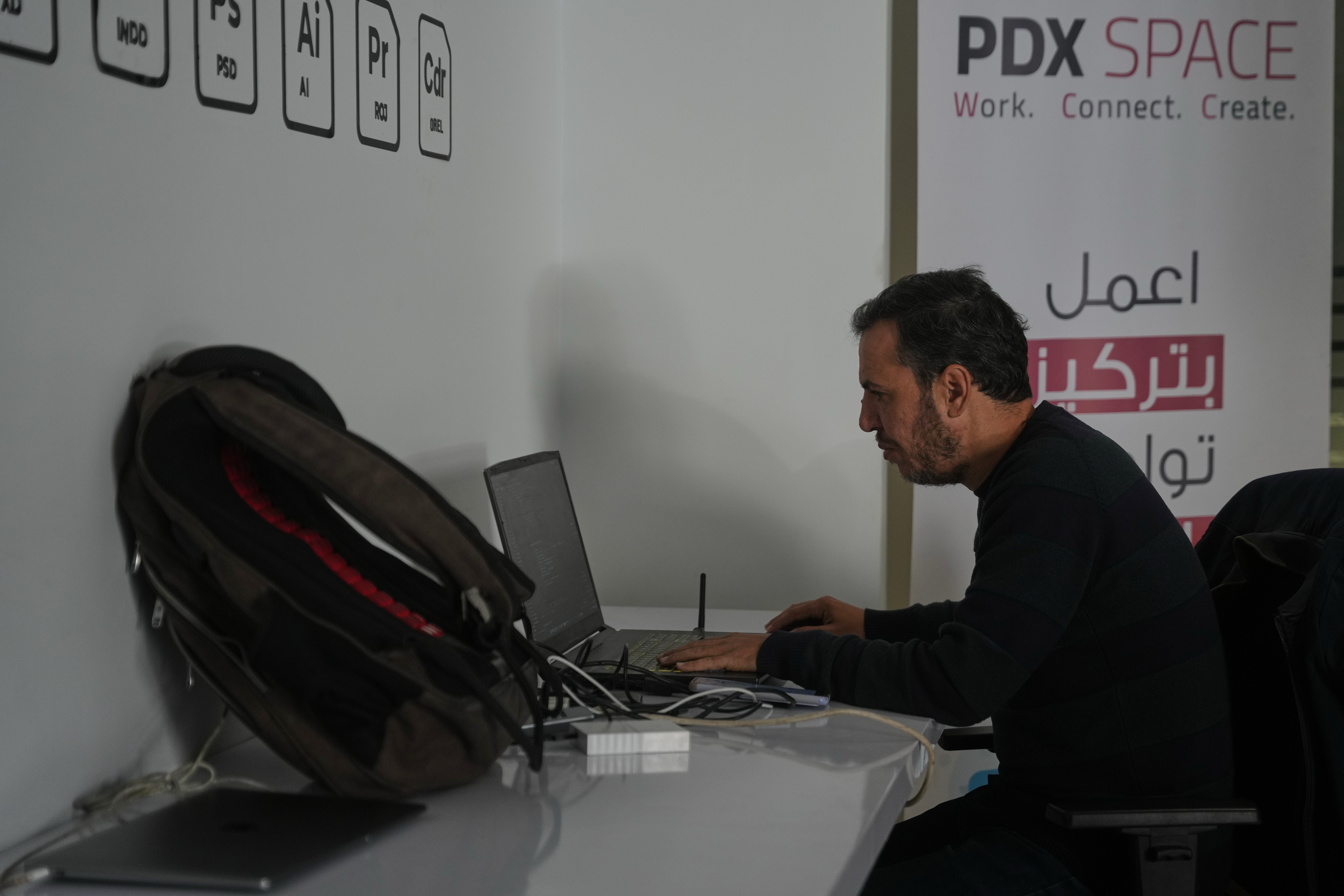 Les travailleurs numériques de Gaza freelancent pendant les coupures d'électricité 4 Le programmeur palestinien Tarik Zaeem, 44 ans, travaille sur son ordinateur dans un espace de coworking à Gaza-Ville, le 8 mars 2026. (Photo AP/Abdel Kareem Hana)