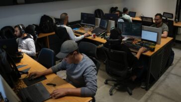 Les travailleurs numériques de Gaza freelancent pendant les coupures d'électricité 8 Les travailleurs numériques de Gaza freelancent pendant les coupures d'électricité