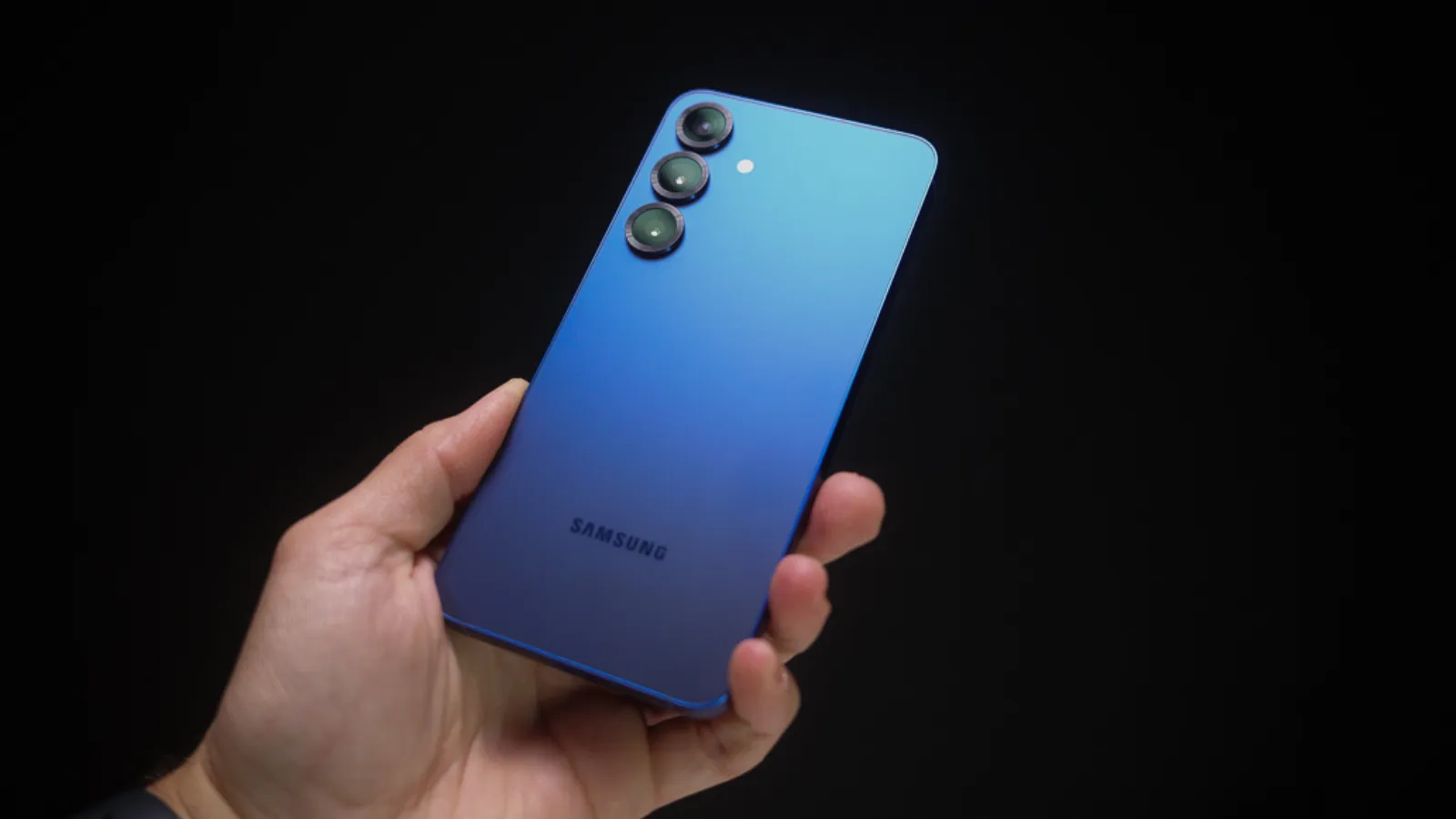 3 smartphones à ne pas perdre de vue si vous voulez un bon appareil photo sans dépenser 1000€ 4 Samsung Galaxy S25 en couleur bleu