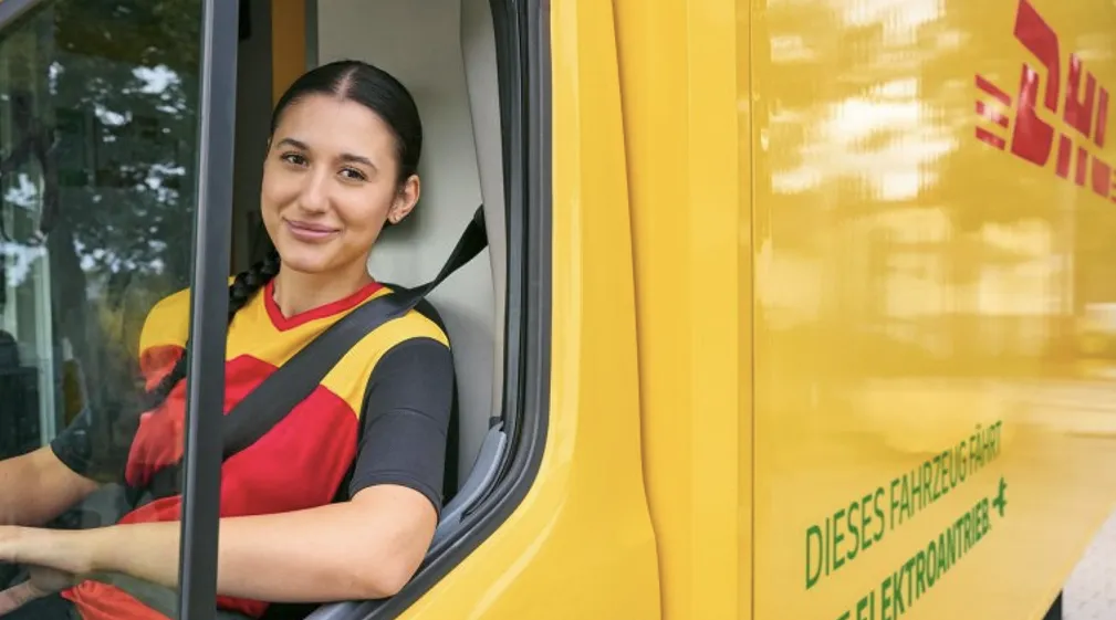 Numéro gratuit de DHL et autres moyens de contacter la société de livraison 4 Livraison d'un colis par une livreuse de DHL.