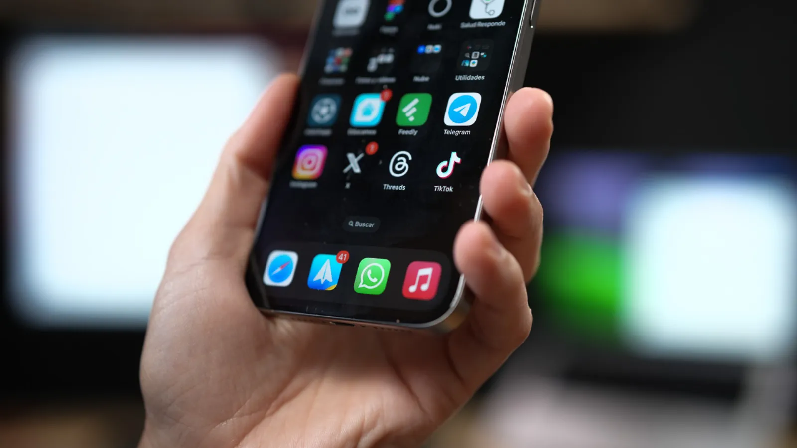 Téléphone avec l'application WhatsApp sur son écran