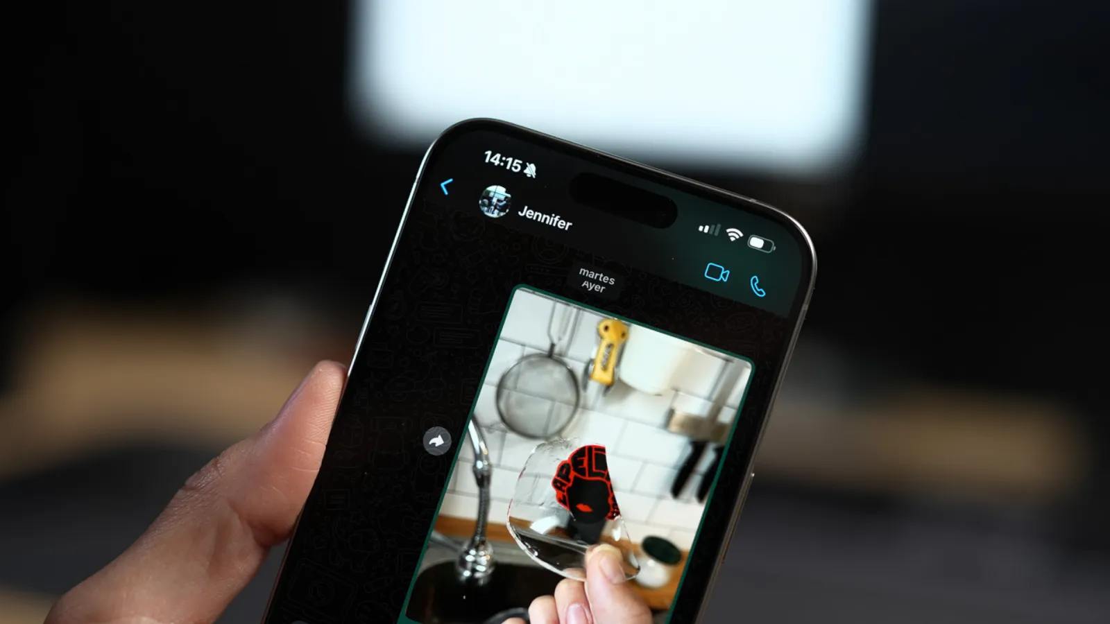 Message WhatsApp dans une conversation sur mobile