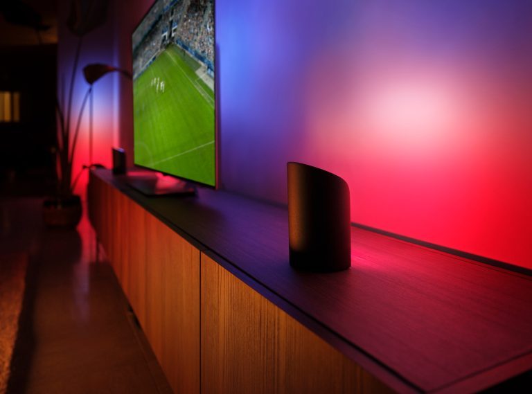 Éclairage connecté pour la Coupe du Monde : Philips Hue et WiZ célèbrent les buts, équipes et cartons en lumière live 3 Le Hue Wallwasher est très pratique pour cet usage. (Photo : Signify)